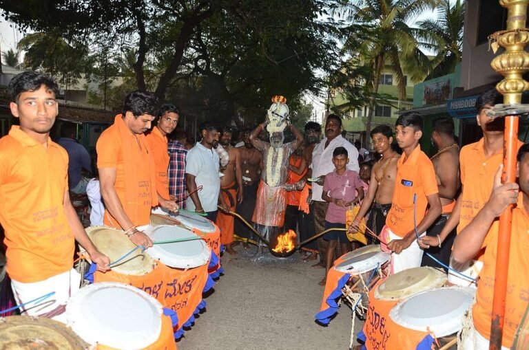 ಜ್ಯೋತಿ ಮತ್ತು ಪೂರ್ಣ ಕುಂಭದೊಂದಿಗೆ ಶ್ರೀ ಅಯ್ಯಪ್ಪಸ್ವಾಮಿ ದೇವಸ್ಥಾನಕ್ಕೆ ತಲುಪಿದ ಅಯ್ಯಪ್ಪಸ್ವಾಮಿಯ ಮೂರ್ತಿ