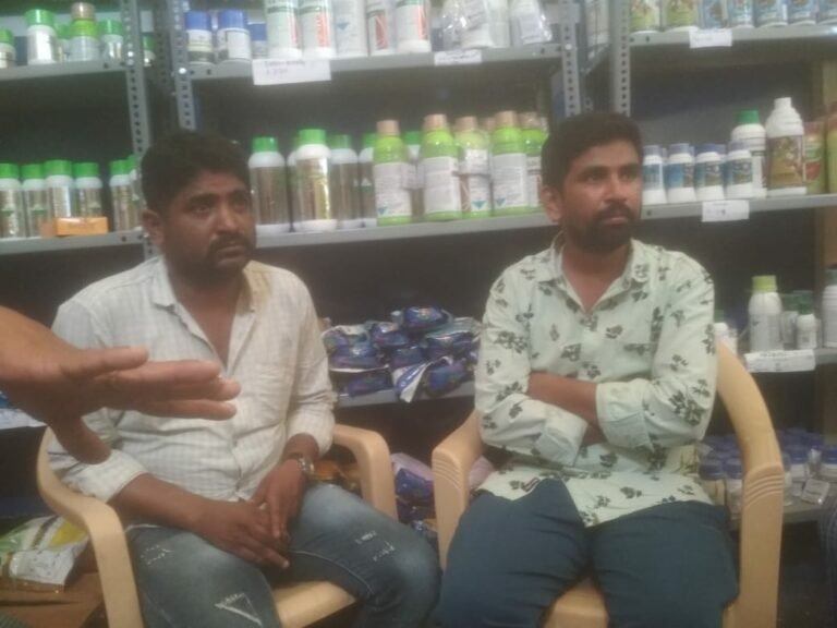ನಕಲಿ ರಸಗೊಬ್ಬರ ಮಾರಾಟ ಮಾಡುತ್ತಿದ್ದ ಮೂವರನ್ನು ಕೂಡಿ ಹಾಕಿ ಪೊಲೀಸರಿಗೆ ಒಪ್ಪಿಸಿದ ಗ್ರಾಮಸ್ಥರು