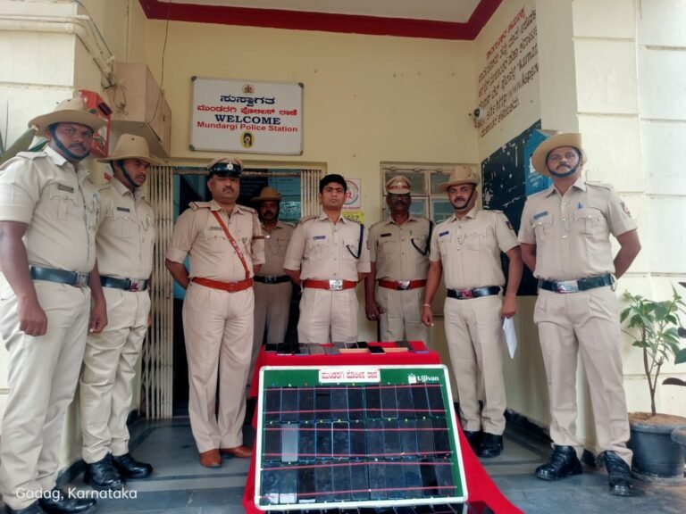 ಕಳೆದುಹೋದ ಮೊಬೈಲ್ ಮರಳಿ ವಾರಸುದಾರರಿಗೆ ಕೊಟ್ಟ ಪೊಲೀಸರು