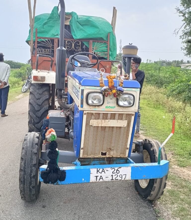 ಗ್ರಾಮಸ್ಥರ ಕಣ್ಣಿಗೆ ಬಿದ್ದ ನೀರಿನ ಪೈಪ್ ಕಳ್ಳರು! ಬೆನ್ನಟ್ಟಿದಾಗ ಟ್ರ್ಯಾಕ್ಟರ್ ಬಿಟ್ಟು ಪರಾರಿ