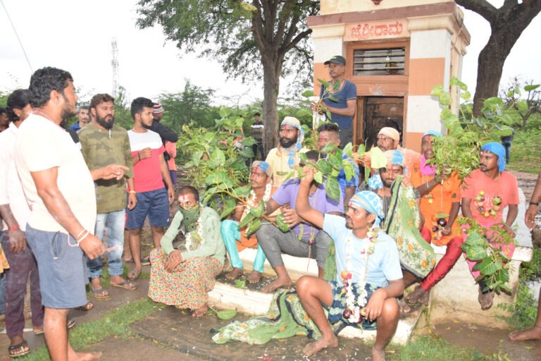 ಗದಗದಲ್ಲಿ ಹೀಗೊಂದು ಸಗಣಿ ಫೈಟ್!!