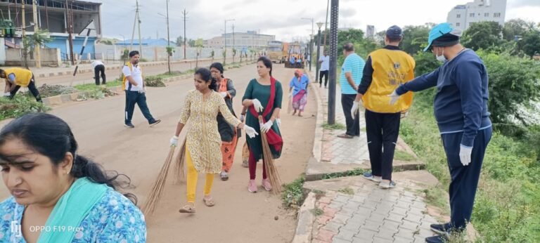 ರಸ್ತೆ ಕಸಗೂಡಿಸಿದ ನಗರಸಭೆ ಅಧ್ಯಕ್ಷೆ ಉಷಾ ದಾಸರ