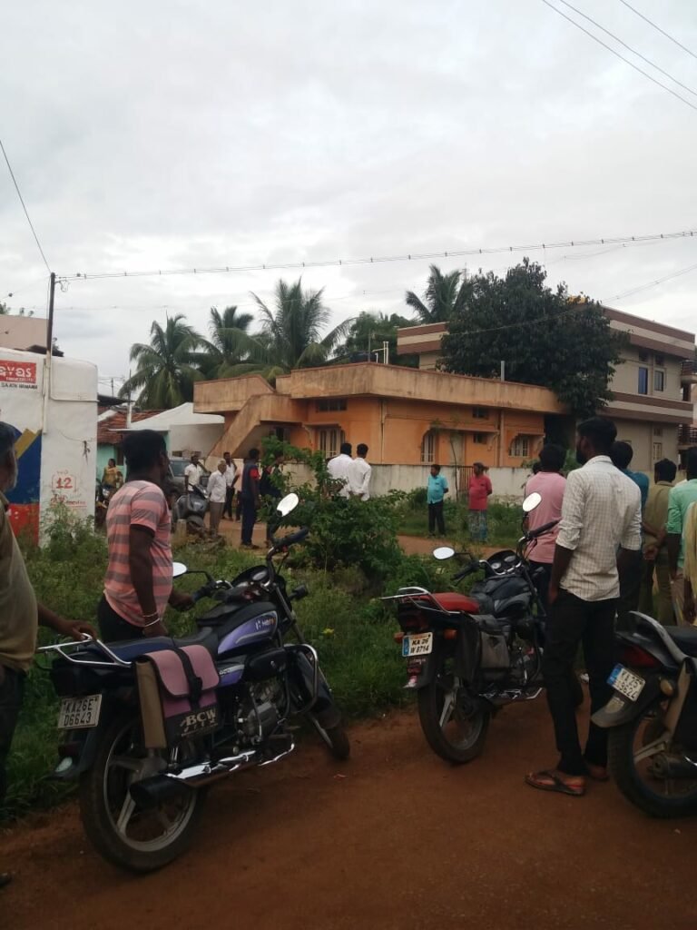 ಹುಲಕೋಟಿಯಲ್ಲಿ ಮಗನಿಂದಲೇ ತಂದೆ ಹತ್ಯೆ; ಕೊಡಲಿಯಿಂದ ಕೊಚ್ಚಿ ಪೊಲೀಸರಿಗೆ ಶರಣಾದ ಪಾಪಿ ಮಗ!