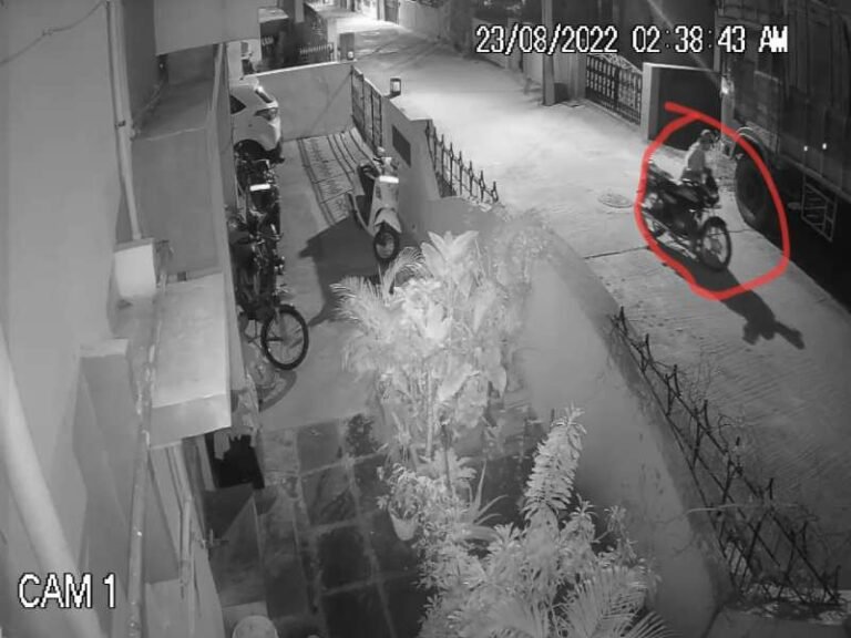 ಪೊಲೀಸರ ಬೈಕೂ ಬಿಡದ ಚಾಲಾಕಿ ಕಳ್ಳ? ಸಿಸಿಟಿವಿಯಲ್ಲಿ ಸೆರೆಯಾಯ್ತು ಕಳ್ಳತನದ ದೃಶ್ಯ!