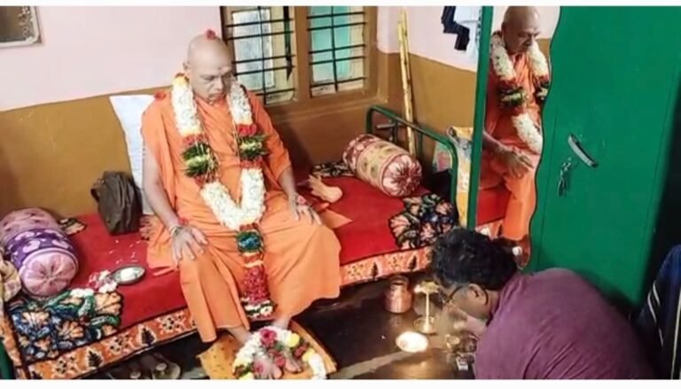 ಮುಸ್ಲಿಂ ಬಾಂಧವರ ಮನೆಯಲ್ಲಿ ಶ್ರೀಗಳಿಗೆ ಪಾದಪೂಜೆ; ಮತ್ತೊಮ್ಮೆ ಕೋಮು ಸೌಹಾರ್ದಕ್ಕೆ ಸಾಕ್ಷಿಯಾದ ಮುದ್ರಣ ಕಾಶಿ