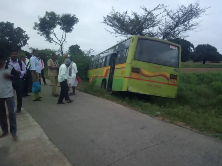 ಕಂದಕಕ್ಕೆ ಜಾರಿದ ಸಾರಿಗೆ ಬಸ್; ಚಾಲಕನ ಸಮಯ ಪ್ರಜ್ಞೆ, ಪ್ರಯಾಣಿಕರು ಸೇಫ್