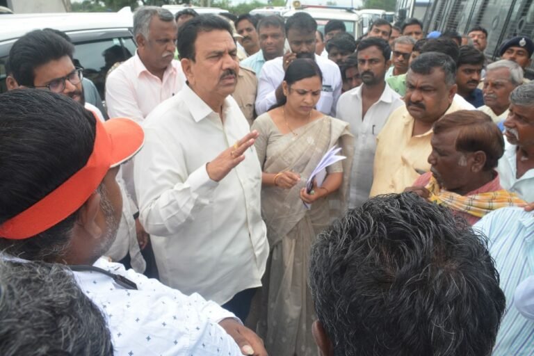 ಎದಕ ಬರ್ತಾರಿಲ್ಲಿ, ದನ ಕಾಯಾಕ ಬಂದಾನೇನ ಅಂವ; ಕೃಷಿ ಅಧಿಕಾರಿಗಳಿಗೆ ಸಚಿವ ಸಿ.ಸಿ. ಪಾಟೀಲ ಲೆಫ್ಟ್ ರೈಟ್
