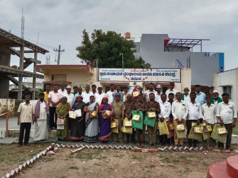 ಆನೇಕಲ್ ದೊಡ್ಡಯ್ಯನವರ ಅಭಿಮಾನಿಗಳಿಂದ ಪೌರಕಾರ್ಮಿಕರಿಗೆ ಬಟ್ಟೆ ವಿತರಣೆ