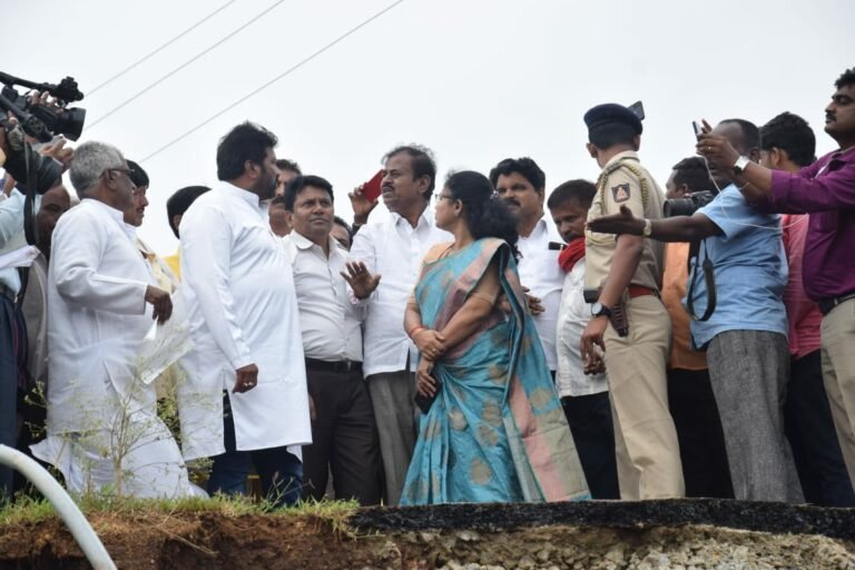 ಗದಗ-ಬೆಳದಡಿ ಸಂಪರ್ಕ ರಸ್ತೆ ಸಂರಕ್ಷಣೆಗೆ ತಡೆಗೋಡೆ ನಿರ್ಮಿಸಲು ಸಚಿವ ಪಾಟೀಲಗೆ ಮನವಿ