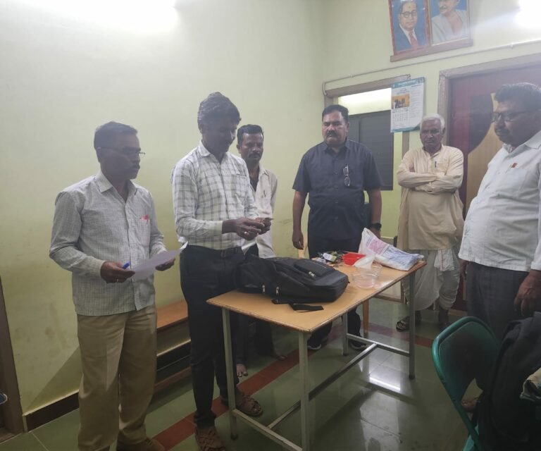 ಲೋಕಾಯುಕ್ತರ ದಾಳಿ; ಉತಾರ ಕೊಡಲು ರೈತನಿಂದ ಲಂಚ ಪಡೆಯುತ್ತಿದ್ದ ಗ್ರಾಮ ಲೆಕ್ಕಾಧಿಕಾರಿ ಬಲೆಗೆ