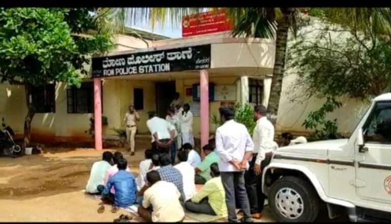 ವಾಟ್ಸಪ್‌ನಲ್ಲಿ ಅಶ್ಲೀಲ ಪೋಸ್ಟ್‌ ಆರೋಪ; ಕಾಂಗ್ರೆಸ್ ಕಾರ್ಯಕರ್ತನ ವಿರುದ್ಧ ಪ್ರಕರಣ, ಕಾರ್ಯಕರ್ತರ ಪ್ರತಿಭಟನೆ