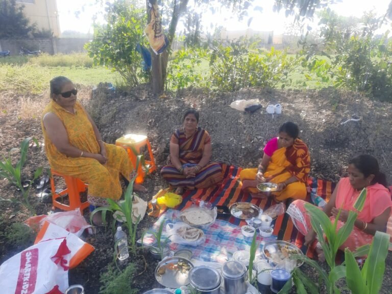 ಸಂಭ್ರಮದ ಎಳ್ಳು ಅಮಾವಾಸ್ಯೆ; ಚರಗ ಚೆಲ್ಲಿದ ರೈತ ಬಾಂಧವರು