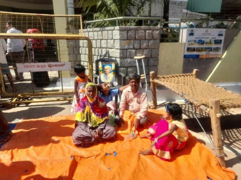 ಆಶ್ರಯ ಮನೆಗಾಗಿ ಕುಟುಂಬ ಸಮೇತ ವಿಕಲಚೇತನನ ಹೋರಾಟ