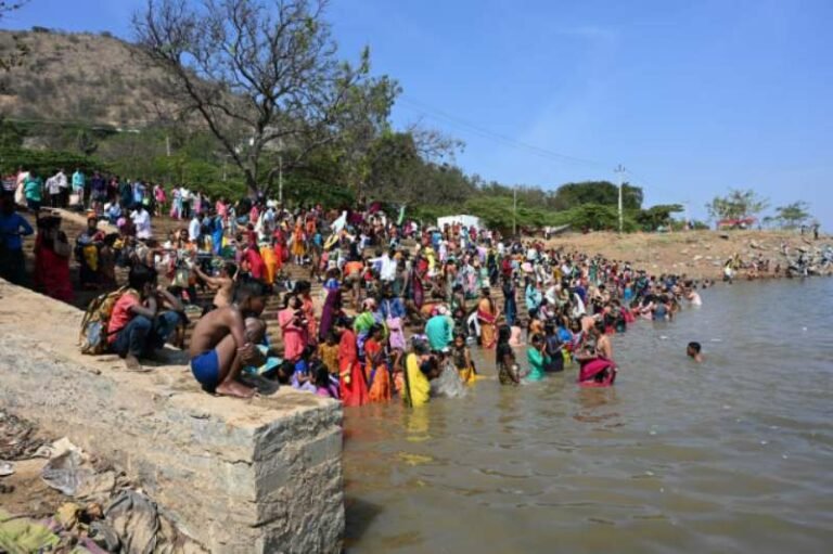 ಸಂಕ್ರಾಂತಿ ಹಬ್ಬದ ಸಂಭ್ರಮ; ತುಂಗಭದ್ರಾ‌ ನದಿಯಲ್ಲಿ ಪುಣ್ಯ ಸ್ನಾನ ಮಾಡಿದ ಭಕ್ತರು