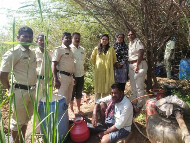 ಕಳ್ಳಬಟ್ಟಿ ಸಾರಾಯಿ ತಯಾರಿಕೆ ಅಡ್ಡೆ ಮೇಲೆ ತಹಸೀಲ್ದಾರ್ ಶೃತಿ ಮಳ್ಳಪ್ಪಗೌಡರ ನೇತೃತ್ವದಲ್ಲಿ ದಾಳಿ; ಆರೋಪಿ ಸೀತಾರಾಮ ಬಂಧನ, ಸಾಮಗ್ರಿ ಜಪ್ತಿ
