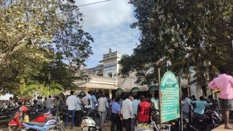 ಹಾಡಹಗಲೇ ಖಾರದ ಪುಡಿ ಎರಚಿ ಕುಡುಗೋಲಿನಿಂದ ಬರ್ಬರ ಹಲ್ಲೆ; ಆರೋಪಿಗೆ ಥಳಿಸಿದ ಸಾರ್ವಜನಿಕರು……
