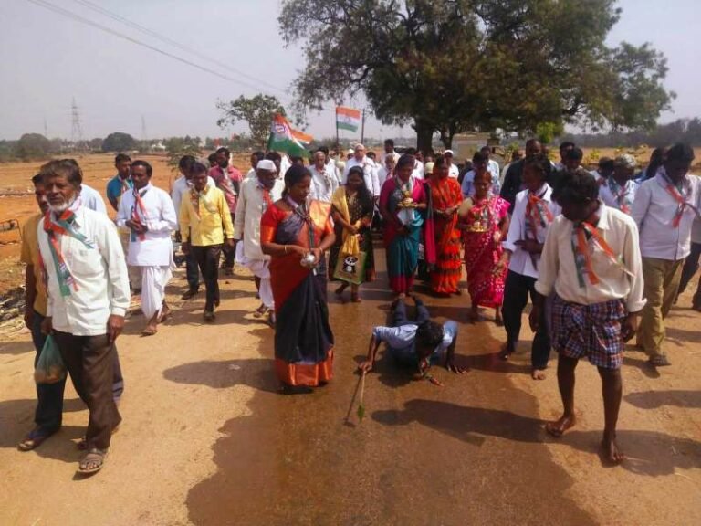 ಜಿ.ಎಸ್. ಪಾಟೀಲ ಗೆಲುವಿಗಾಗಿ ಹಠಯೋಗಿ ವೀರಪ್ಪಜ್ಜನ ಮಠದವರೆಗೆ ಕಾರ್ಯಕರ್ತನ ದೀಡ್ ನಮಸ್ಕಾರ