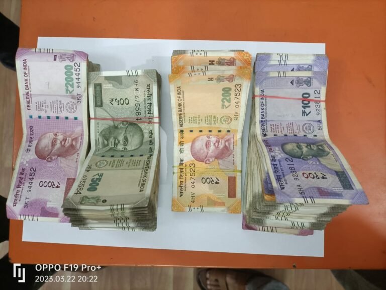 ಪೊಲೀಸರ ಕಾರ್ಯಾಚರಣೆ; ಚೆಕ್ ಪೋಸ್ಟ್ ನಲ್ಲಿ ರಾತ್ರೋರಾತ್ರಿ ಲಕ್ಷಾಂತರ ರೂ. ಪತ್ತೆ