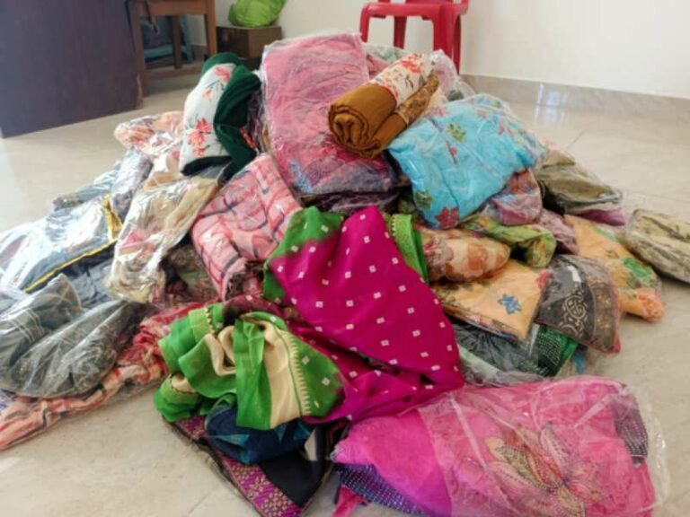 ದಾಖಲೆಯಿಲ್ಲದೇ ಸಾಗಿಸುತ್ತಿದ್ದ  ಸೀರೆ ಸಮೇತ ವಾಹನ ಸೀಜ್