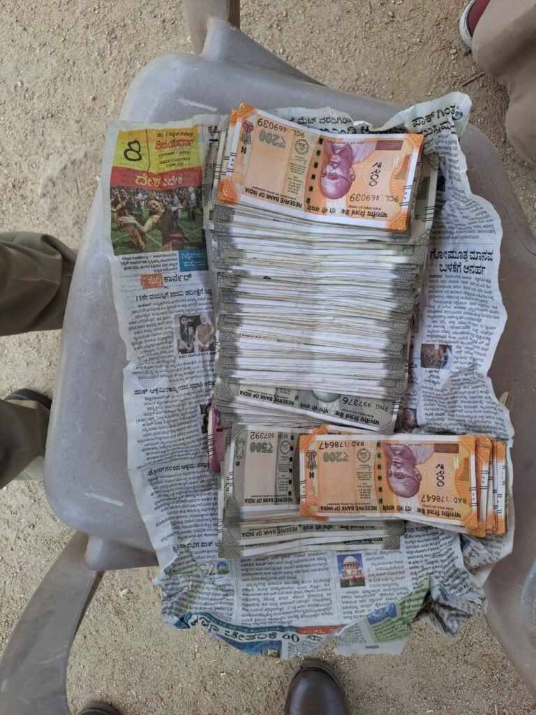 ದಾಖಲೆ ಇಲ್ಲದೆ ಹಣ ಸಾಗಾಟ; 9 ಲಕ್ಷಕ್ಕೂ ಹೆಚ್ಚು ಹಣ ಸೀಜ್