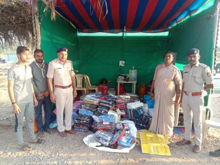 ದಾಖಲೆ ಇಲ್ಲದೆ ಬಟ್ಟೆಗಳ ಸಾಗಾಟ; ಪ್ರತ್ಯೇಕ ಪ್ರಕರಣದಲ್ಲಿ ನಾಲ್ಕು ಲಕ್ಷಕ್ಕೂ ಹೆಚ್ಚು ಮೌಲ್ಯದ ಬಟ್ಟೆ ಜಪ್ತಿ