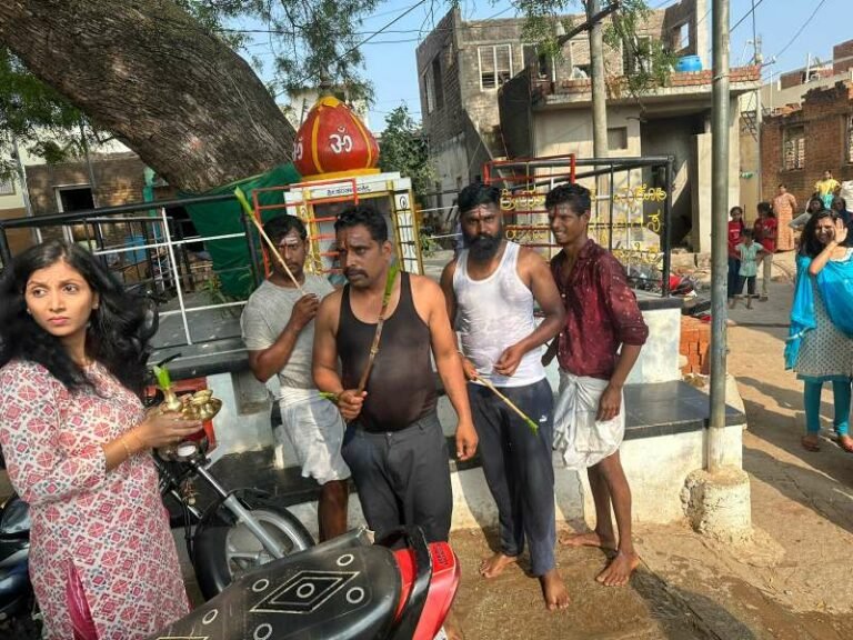 ಕಾಂಗ್ರೆಸ್ ಅಭ್ಯರ್ಥಿ ಗೆಲುವಿಗಾಗಿ ದೀಡ ನಮಸ್ಕಾರ ಹಾಕಿದ ಅಭಿಮಾನಿಗಳು