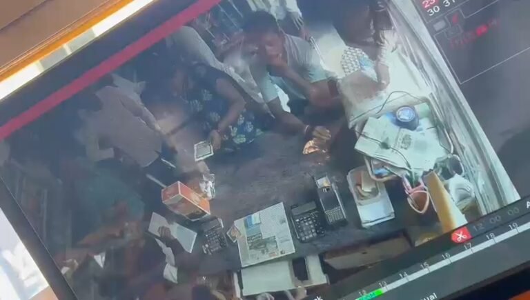 ಔಷಧಿ ಖರೀದಿ ನೆಪದಲ್ಲಿ ರೈತನ ಹಣ ಕಳ್ಳತನ; ಸಿಸಿ ಕ್ಯಾಮೆರಾದಲ್ಲಿ ಕಳ್ಳತನದ ದೃಶ್ಯ ಸೆರೆ