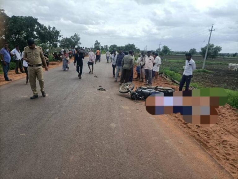 ಬೈಕ್ ಗೆ ಟಾಟಾ ಗೂಡ್ಸ್ ವಾಹನ ಡಿಕ್ಕಿ; ಬೈಕ್ ಸವಾರ ಸ್ಥಳದಲ್ಲೇ ಸಾವು..