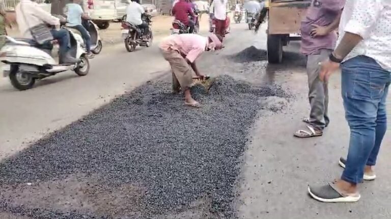 ಸಿಎಂ ಸಿದ್ದರಾಮಯ್ಯ ಆಗಮನ ಹಿನ್ನಲೆ: ಪಿಡಬ್ಲೂಡಿ ಇಲಾಖೆಯಿಂದ ಗುಂಡಿ ಮುಚ್ಚುವ ಕೆಲಸ
