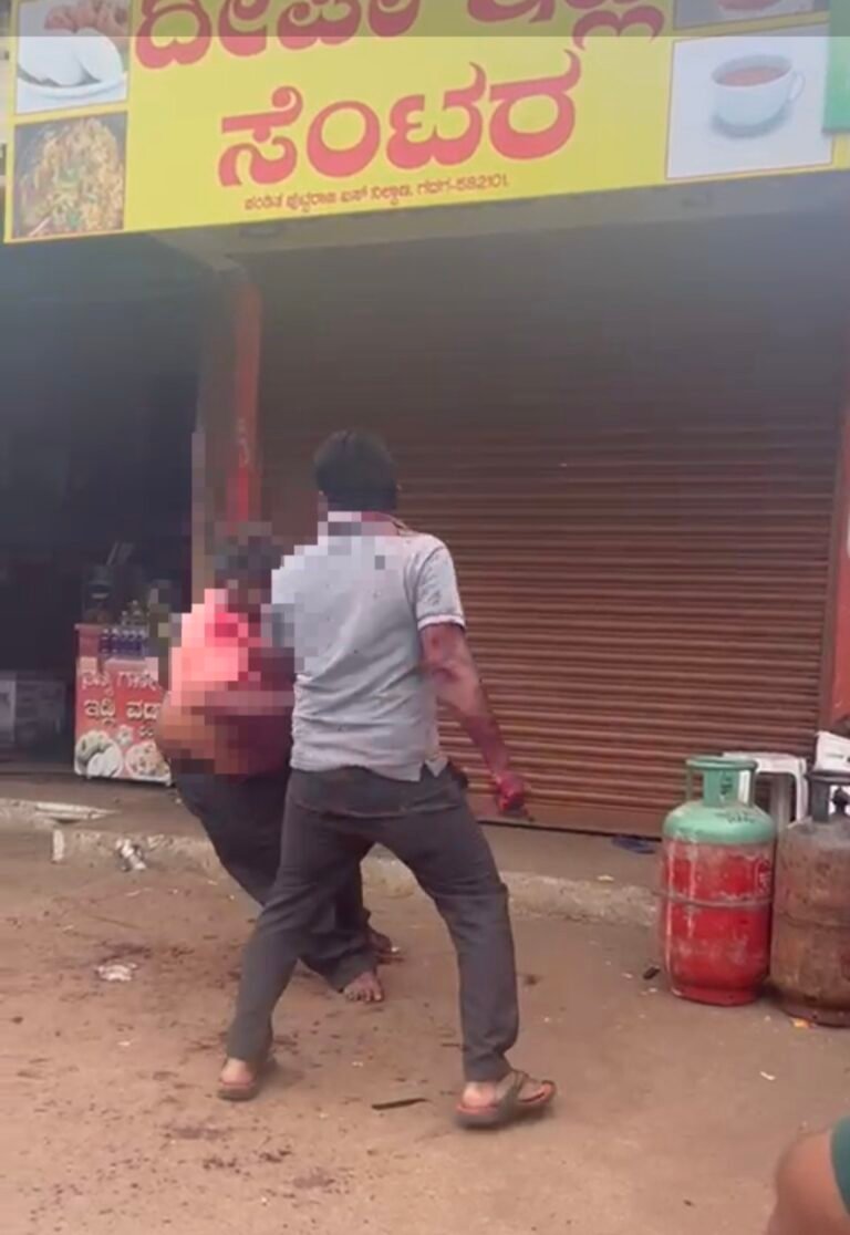 ಗದಗ ನಗರದಲ್ಲಿ ಸಾರ್ವಜನಿಕರ ಎದುರಲ್ಲೇ ಚಾಕು ಇರಿತ; ರಕ್ತದ ಮಡುವಿನಲ್ಲಿ ಒದ್ದಾಡಿದ ಸುನೀಲ್….
