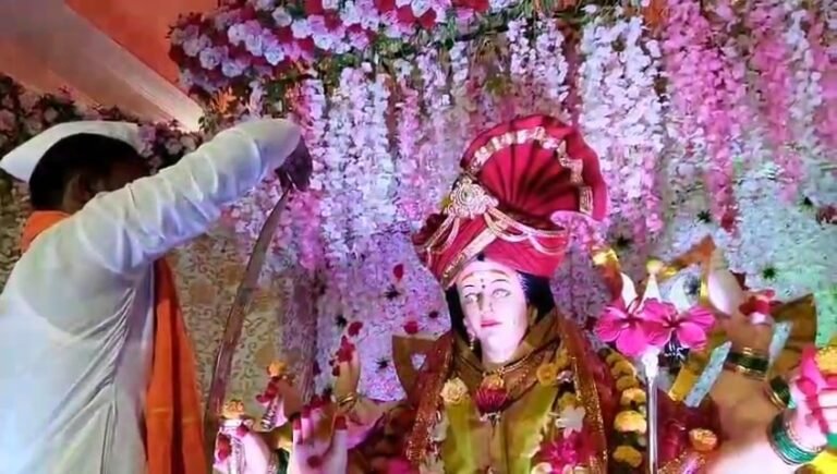 ದುರ್ಗಾದೇವಿ ಮೂರ್ತಿಗೆ ರಕ್ತ ಅರ್ಪಿಸಿದ ಶ್ರೀರಾಮ ಸೇನೆ ಕಾರ್ಯಕರ್ತ