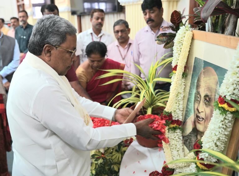 ಸರ್ದಾರ್ ವಲ್ಲಭಬಾಯ್ ಪಟೇಲ್ ಅವರಿಗೆ ಗೌರವ ನಮನ ಸಲ್ಲಿಸಿದ ಸಿದ್ದರಾಮಯ್ಯ