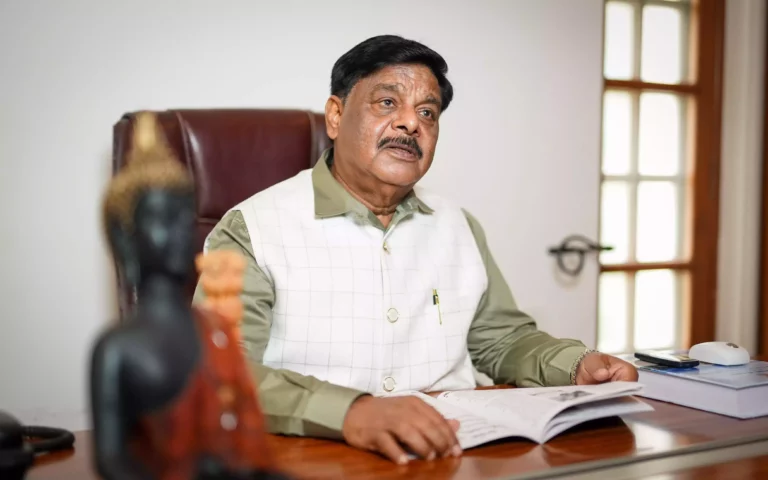 ಅಂಗರಕ್ಷಕನಿಂದ ಶೂ ಹಾಕಿಸಿಕೊಂಡಿದ್ದಕ್ಕೆ ಸ್ಪಷ್ಟನೆ ನೀಡಿದ ಡಾ.ಎಚ್.ಸಿ. ಮಹದೇವಪ್ಪ