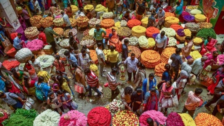 ಕೆಆರ್ ಮಾರುಕಟ್ಟೆಯಲ್ಲಿ ಖರೀದಿ ಜೋರು; ಗಗನಕ್ಕೆ ಏರಿದ ಹೂವು, ಹಣ್ಣು ಬೆಲೆ