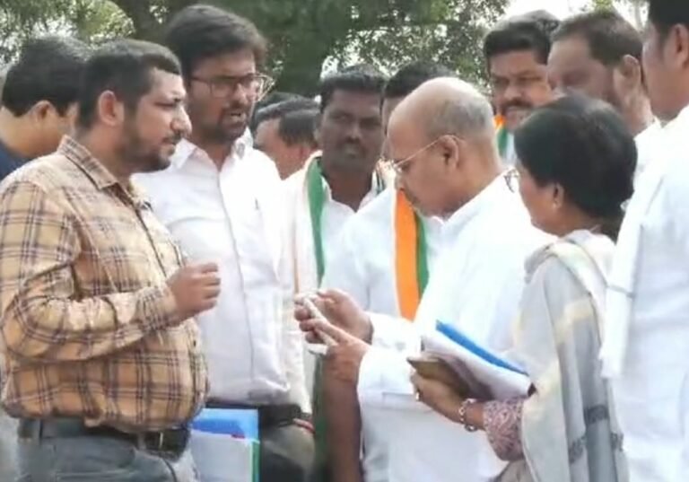 ರಾಯಚೂರು ಜಿಲ್ಲೆಯಲ್ಲಿ ಬರಗಾಲ ಬೆಳೆ ಸಮೀಕ್ಷೆ ನಡೆಸುತ್ತಿರುವ ಸಚಿವರು