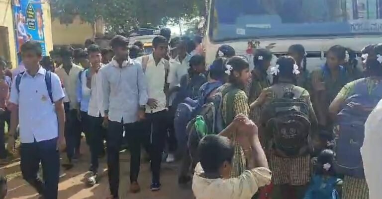 ಶಾಲಾ ಕಾಲೇಜು ಸಮಯಕ್ಕೆ ಬಸ್ ಬಿಡುವಂತೆ ವಿದ್ಯಾರ್ಥಿಗಳ ಪ್ರತಿಭಟನೆ