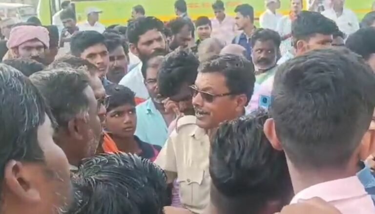 ಬಸ್ ಸೌಲಭ್ಯ ಕಲ್ಪಿಸಬೇಕೆಂದು ಆಗ್ರಹಿಸಿ ವಿದ್ಯಾರ್ಥಿಗಳಿಂದ ಬಸ್ ತಡೆದು ಪ್ರತಿಭಟನೆ