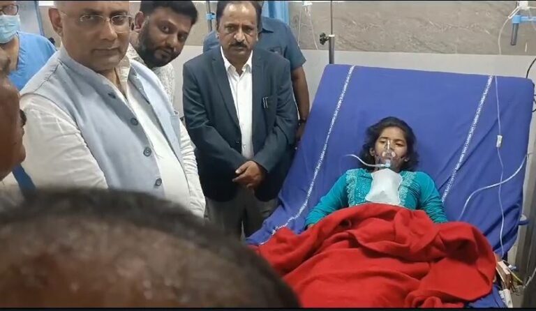 ಹಾಸನಾಂಬೆ ದರ್ಶನದ ವೇಳೆ ಕರೆಂಟ್ ಶಾಕ್: ಅಸ್ವಸ್ಥರ ಆರೋಗ್ಯ ವಿಚಾರಿಸಿದ ಸಚಿವ ದಿನೇಶ್ ಗುಂಡೂರಾವ್
