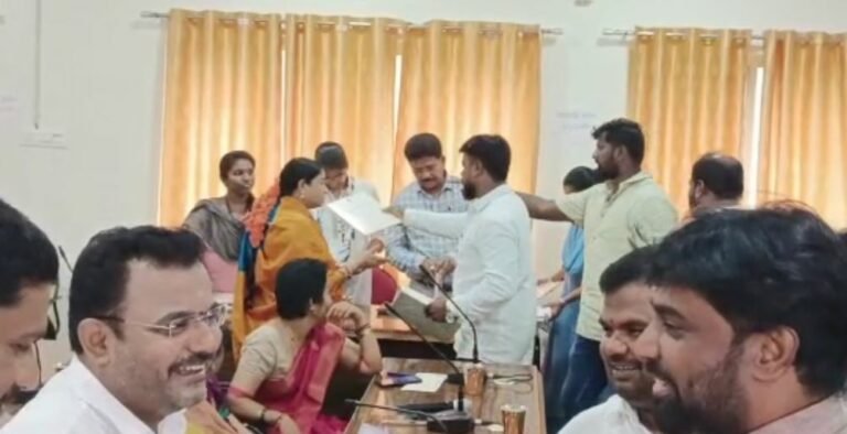 ಸಾಮಾನ್ಯ ಸಭೆಯಲ್ಲಿ ಮದುವೆ ಆಮಂತ್ರಣ ಹಂಚಿ ಶಿಷ್ಟಾಚಾರ ಉಲ್ಲಂಘನೆ