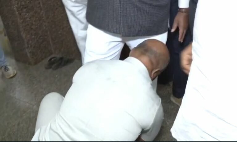 ಅಂಗರಕ್ಷಕನಿಂದ ಶೂ ಹಾಕಿಸಿಕೊಂಡ ಸಚಿವ ಮಹಾದೇವಪ್ಪ