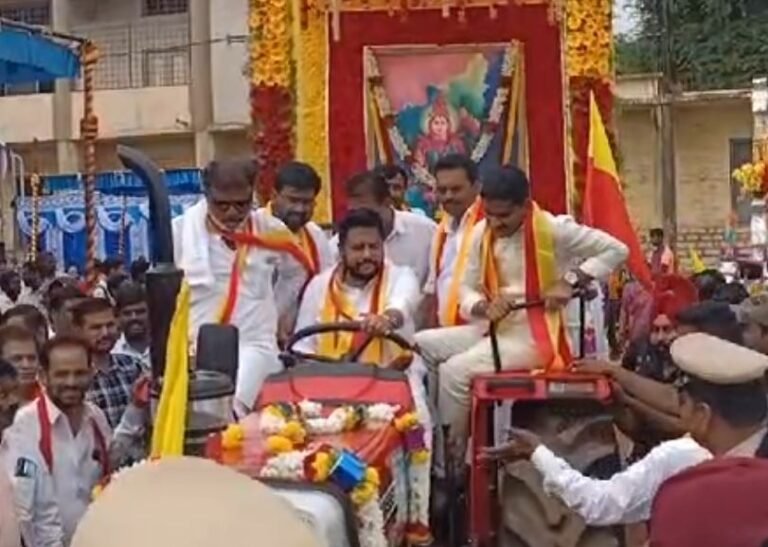 ಟ್ರ್ಯಾಕ್ಟರ್ ಚಲಾಯಿಸಿ ಗಮನ ಸೆಳೆದ ಜಿಲ್ಲಾ ಉಸ್ತುವಾರಿ ಸಚಿವ ನಾಗೇಂದ್ರ