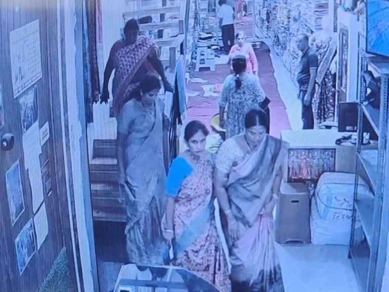 ಗ್ರಾಹಕರ ಸೋಗಿನಲ್ಲಿ ಬಂದು ಲಕ್ಷಾಂತರ ಮೌಲ್ಯದ ಸೀರೆ ಕಳ್ಳತನ.!