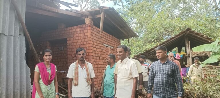 ಧಾರಾಕಾರ ಮಳೆಗೆ ಮನೆ ಮೇಲೆ ಬಿದ್ದ ಬೃಹತ್ ಮರ: ದಂಪತಿ ಪ್ರಾಣಾಪಾಯದಿಂದ ಪಾರು