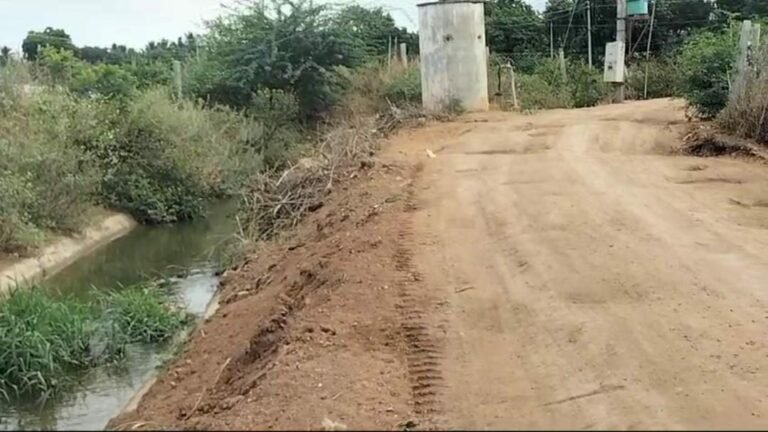 ಖಾಸಗಿ ಕ್ರಷರ್ ಗಳ ಹಾವಳಿಗೆ ಸರ್ಕಾರಿ ರಸ್ತೆಯೇ ದೋಖಾ
