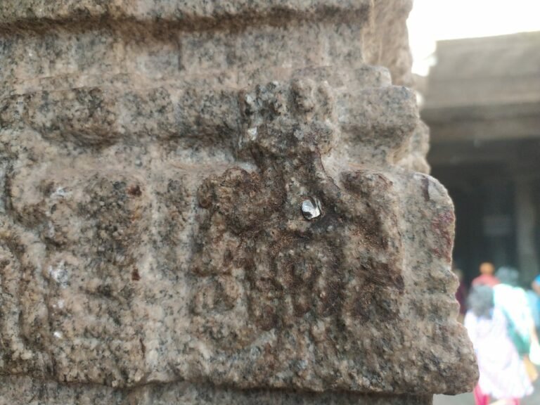 ವಿರೂಪಾಕ್ಷೇಶ್ವರ ದೇಗುಲ ಕಂಬಕ್ಕೆ ಮೊಳೆ: ಧಾರ್ಮಿಕ ದತ್ತಿ ಇಲಾಖೆ ವಿರುದ್ಧ ಪುರಾತತ್ವ ಇಲಾಖೆ ಆಕ್ಷೇಪ