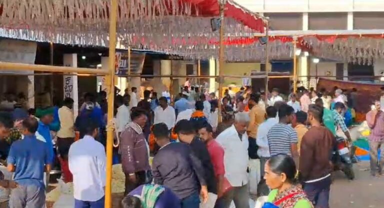 ಗದಗನಲ್ಲಿ ದೀಪಾವಳಿ ಸಂಭ್ರಮ- ಹೆಚ್ಚಾಯ್ತು ಹೂಗಳ ಬೇಡಿಕೆ