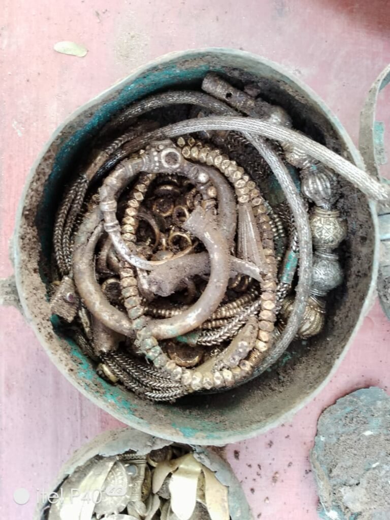 ಆನಂದಪುರ ಗ್ರಾಮ: ಈಶ್ವರ ದೇವಸ್ಥಾನ ಆವರಣದಲ್ಲಿ ಪುರಾತನ ಆಭರಣ, ನಿಧಿ ಪತ್ತೆ