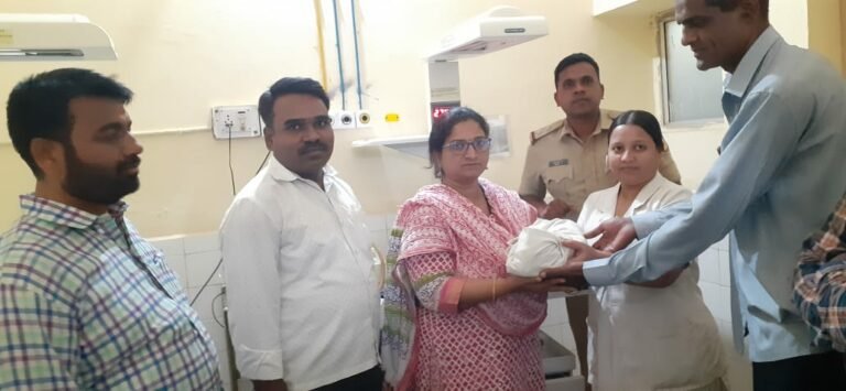 ಗದಗ: ತಂದೆಯ ಕುಡಿತದ ಚಟಕ್ಕೆ ಹಸುಗೂಸಿನ ಪ್ರಾಣಕ್ಕೆ ಕುತ್ತು..! ಮಾನವೀಯತೆ ಮೆರೆದ ಪೊಲೀಸರು