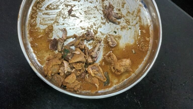 ಊಟದಲ್ಲಿ ಹುಳುಗಳು ಪತ್ತೆ ಹಿನ್ನೆಲೆ: ಯುನಿವರ್ಸಿಟಿ ವಿದ್ಯಾರ್ಥಿಗಳಿಂದ ಪ್ರತಿಭಟನೆ
