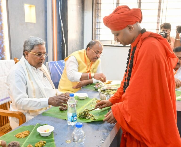 ಭೋವಿ ಮಠದಲ್ಲಿ ಮುಖ್ಯಮಂತ್ರಿಗಳಿಗೆ ಊಟ ಬಡಿಸಿದ ಸ್ವಾಮೀಜಿ